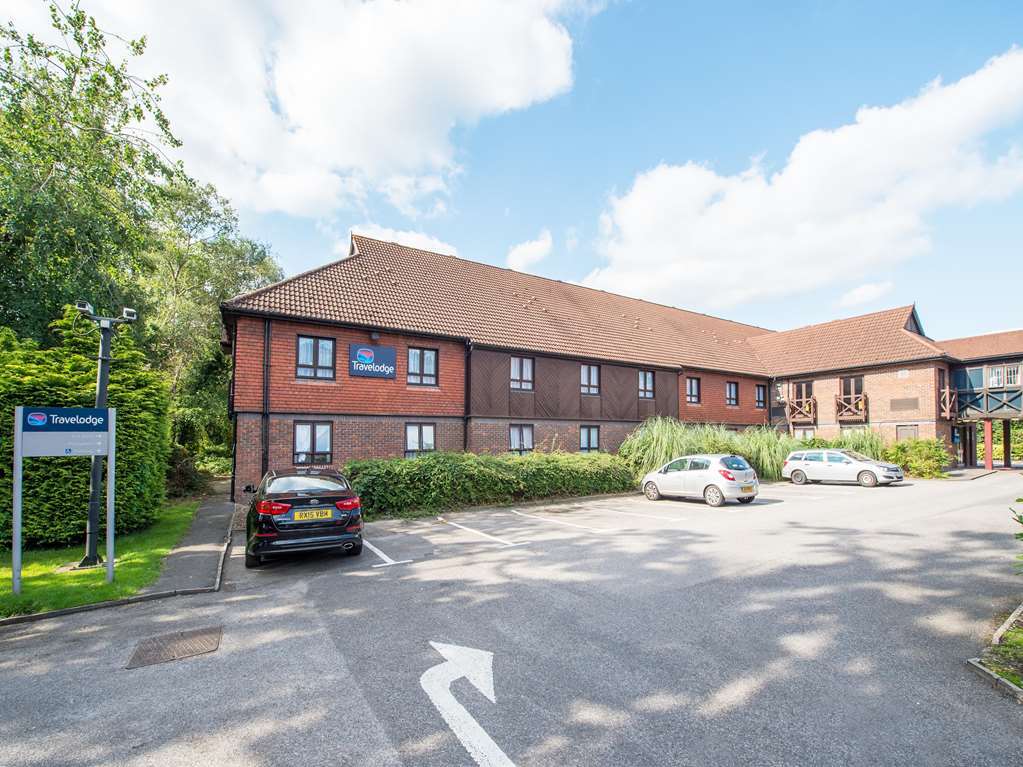 Travelodge Frimley Exterior photo