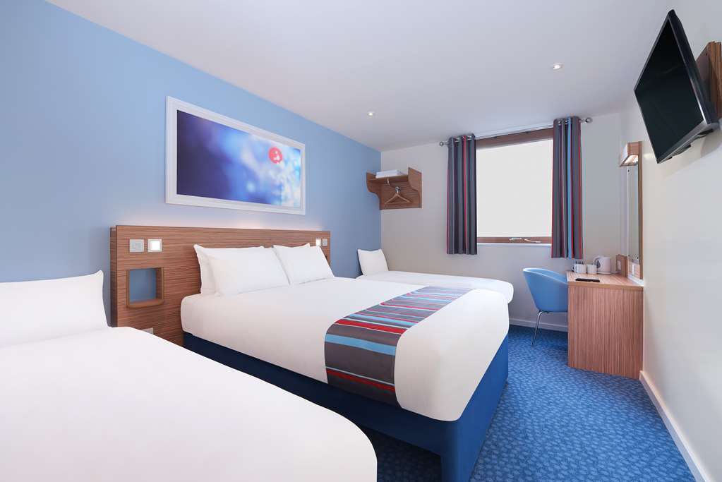 Travelodge Frimley Room photo