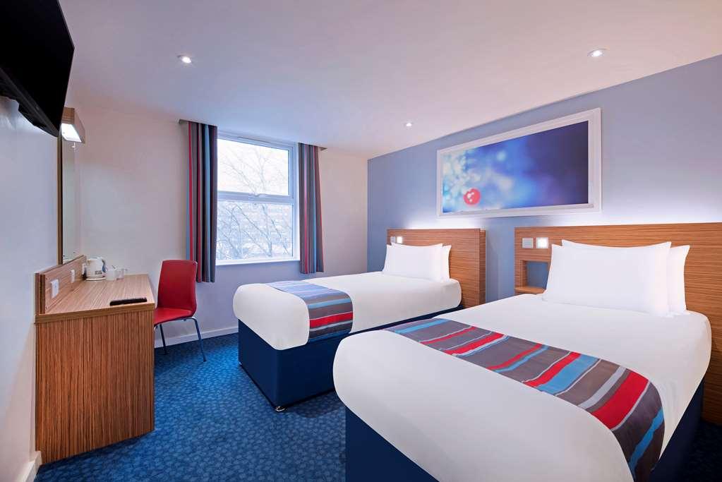 Travelodge Frimley Exterior photo